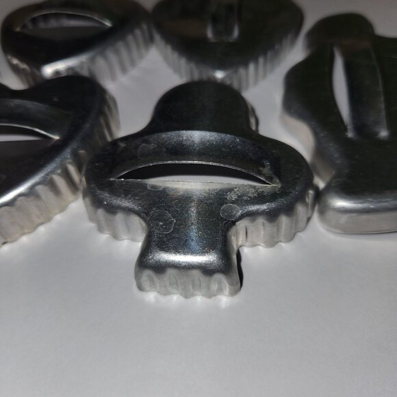 Set Of 7 Vintage Aluminum Cookie Cutters Santa, Four Card Suits - Picture 2 of 5